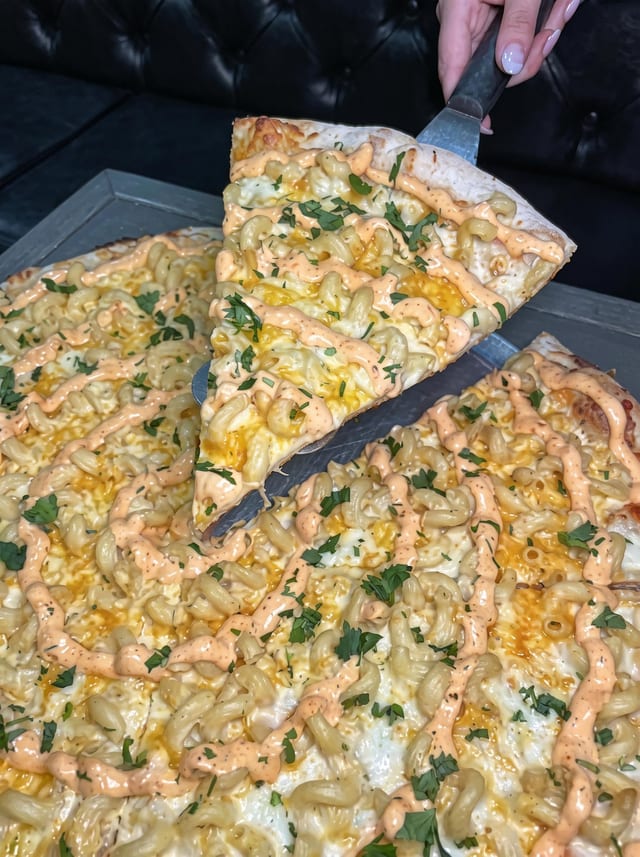 18" Mac-Tastic Pizza.